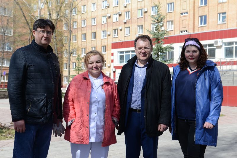 Врачи стоят в гражданской одежде